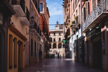 Denia 'nın güzel sokak manzarası, Marina Alta' nın liman ve ufuk çizgisi, Montgo dağı, plaj ve şehir, Alicante, Valencia, İspanya