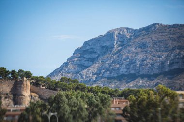 Denia 'nın güzel sokak manzarası, Marina Alta' nın liman ve ufuk çizgisi, Montgo dağı, plaj ve şehir, Alicante, Valencia, İspanya