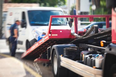 Yanlış park kamyonu için çekilen aracın işlemleri bir şehirde kamyonet yüklü.