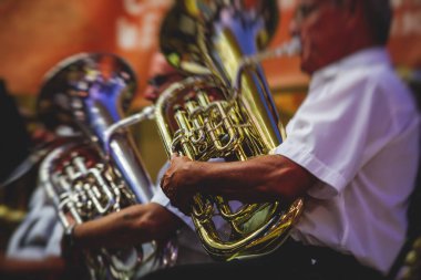 Bir caz orkestrası tubist çalgıcısının konser görüntüsü açık hava konçertosunda müzik caz grubu ve seyircilerle birlikte sahne alır.