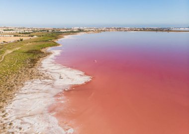 Güzel, geniş hava manzaralı, Torrevieja Pembe Gölü, Alicante, Spai, Kosta Blanca, Torrevieja 'da pembe tuz gölü.