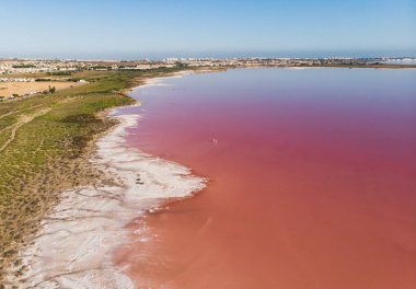 Güzel, geniş hava manzaralı, Torrevieja Pembe Gölü, Alicante, Spai, Kosta Blanca, Torrevieja 'da pembe tuz gölü.