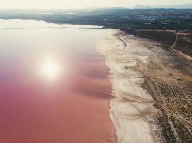 Güzel, geniş hava manzaralı, Torrevieja Pembe Gölü, Alicante, Spai, Kosta Blanca, Torrevieja 'da pembe tuz gölü.