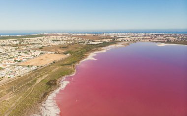 Güzel, geniş hava manzaralı, Torrevieja Pembe Gölü, Alicante, Spai, Kosta Blanca, Torrevieja 'da pembe tuz gölü.