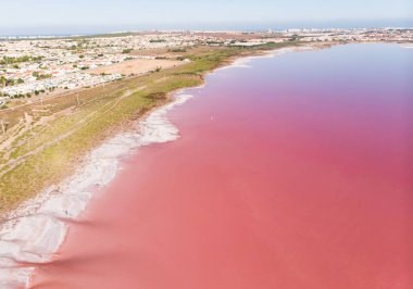 Güzel, geniş hava manzaralı, Torrevieja Pembe Gölü, Alicante, Spai, Kosta Blanca, Torrevieja 'da pembe tuz gölü.