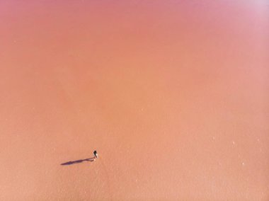 Güzel, geniş hava manzaralı, Torrevieja Pembe Gölü, Alicante, Spai, Kosta Blanca, Torrevieja 'da pembe tuz gölü.