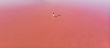 Güzel, geniş hava manzaralı, Torrevieja Pembe Gölü, Alicante, Spai, Kosta Blanca, Torrevieja 'da pembe tuz gölü.