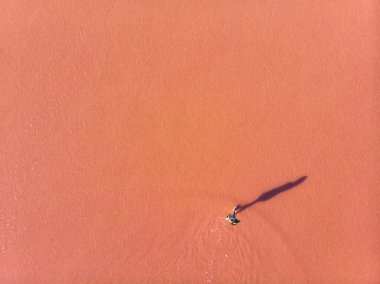 Güzel, geniş hava manzaralı, Torrevieja Pembe Gölü, Alicante, Spai, Kosta Blanca, Torrevieja 'da pembe tuz gölü.