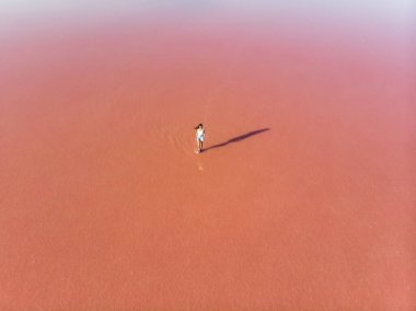 Güzel, geniş hava manzaralı, Torrevieja Pembe Gölü, Alicante, Spai, Kosta Blanca, Torrevieja 'da pembe tuz gölü.