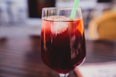 Bir bardak Sangria - kırmızı şarap ve doğranmış meyveli geleneksel alkollü içecek Alicante, Valencia, Spai sokaklarında servis edilir.