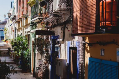 Santa Cruz Barrio manzarası - Alicante, Valencia, Spai 'deki eski kasaba mahallesi