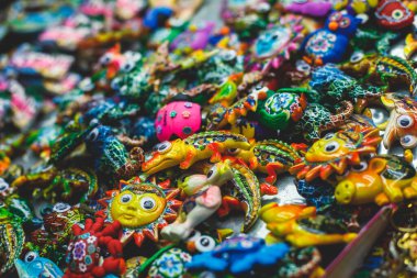 İspanya, Alicante, Valencia 'dan geleneksel turist hatıraları ve hediyeleri oyuncakları, boğa figürleri flamenko dansçı bebekleri, buzdolabı mıknatısları ve anahtarlık anahtarlıkları yerel hediyelik eşya dükkanında.