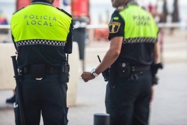 İspanyol polis ekibi üniforma üzerindeki 