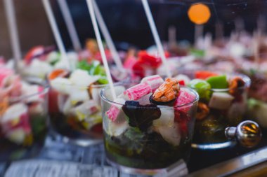 Tipik İspanyol tapas konsepti, dilimler jamon, sucuk, salam, zeytin, biber, ançüez, baharatlı patates, fron dükkanında bezelye püresi.