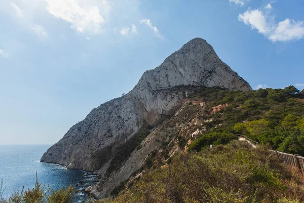 Penon de Ifach dağıyla Calpe Calp kasabası Penyal d 'Ifac Doğal Parkı' na yürüyüş sırasında, Marina Alta, Alicante ili, Valencia Topluluğu, İspanya