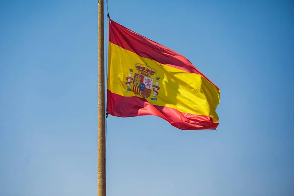 Die Flagge Spaniens Hängt Den Institutionen Und Verwaltungsgebäuden Des Königreichs — Stockfoto