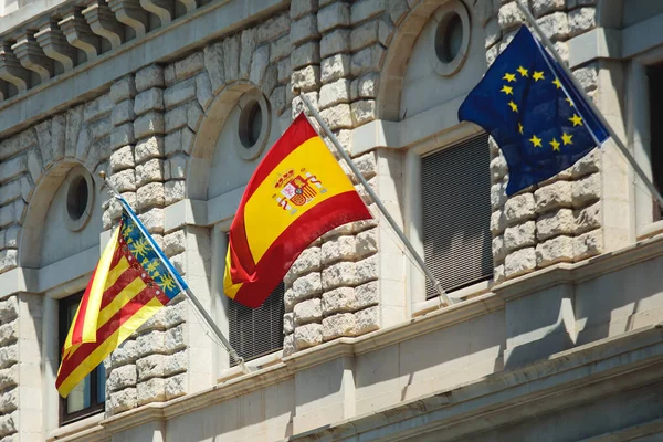 Die Flagge Spaniens Hängt Den Institutionen Und Verwaltungsgebäuden Des Königreichs — Stockfoto