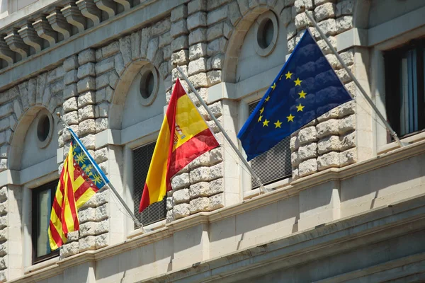 Die Flagge Spaniens Hängt Den Institutionen Und Verwaltungsgebäuden Des Königreichs — Stockfoto