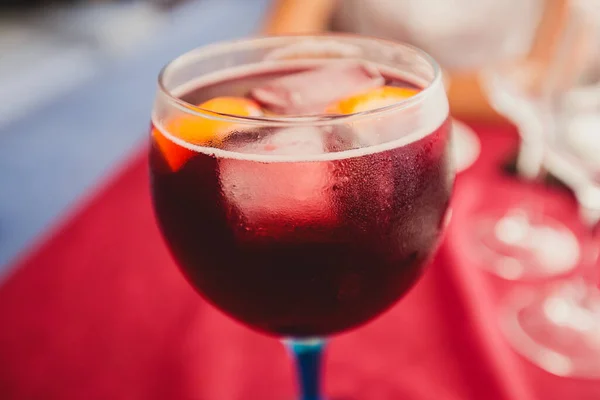サングリアのカップ アリカンテ バレンシア スペインの通りで提供される赤ワインと刻んだフルーツと伝統的なアルコール飲料 — ストック写真