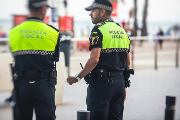 西班牙警察队伍的后视镜 制服上印有 地方警察 以维护斯派阿利坎特街头的公共秩序 — 图库照片