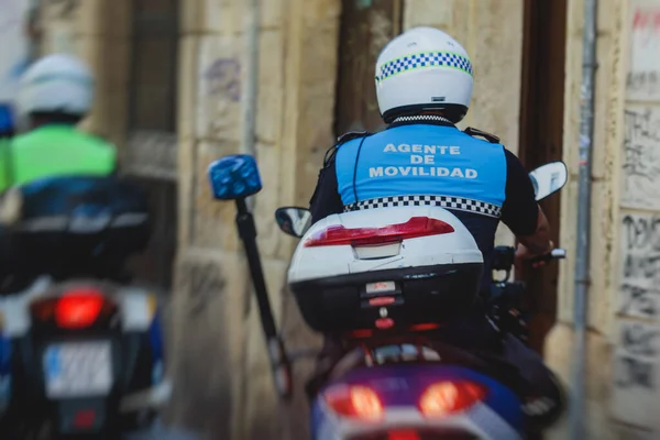 Spanische Polizeitruppenformation Auf Fahrrad Und Motorrad Rückseite Mit Dem Emblem — Stockfoto