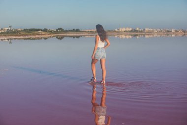 Las Salinas de Torrevieja, Pembe Torrevieja Gölü, Torrevieja, Costa Blanca 'da pembe tuz gölü, Alicante, Spai