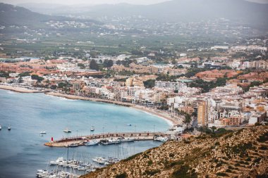 Xabia, Javea, Marina Alta 'nın liman ve ufuk çizgisi, dağlar, plaj ve şehir manzarası. Cabo de San Antonio bakış açısı, Alicante, Valencia, Spai