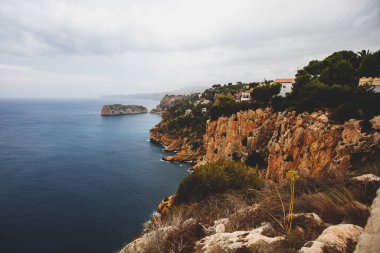 Xabia, Javea, Marina Alta 'nın liman ve ufuk çizgisi, dağlar, plaj ve şehir manzarası. Cabo de San Antonio bakış açısı, Alicante, Valencia, Spai
