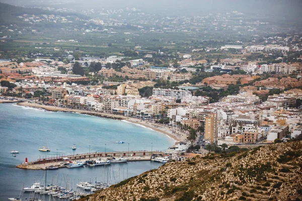 Xabia, Javea, Marina Alta 'nın liman ve ufuk çizgisi, dağlar, plaj ve şehir manzarası. Cabo de San Antonio bakış açısı, Alicante, Valencia, Spai