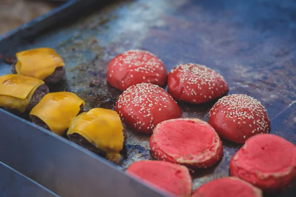 Prozess Des Kochens Verschiedener Mehrfarbiger Burger Auf Einem Open Air — Stockfoto