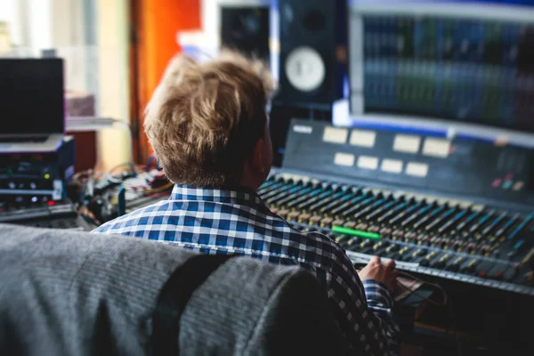 Ingeniero Editor Sonido Trabajando Estudio Con Panel Mezcla Mezclando Música — Foto de Stock