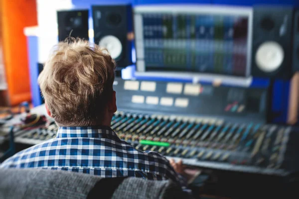 Ingegnere Dell Editor Audio Che Lavora Studio Con Pannello Miscelazione — Foto Stock