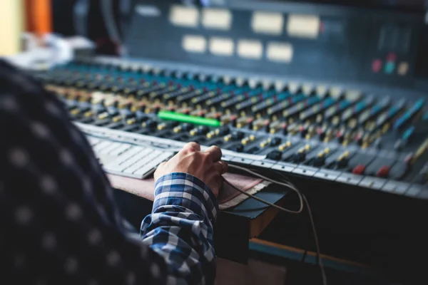 Geluidsingenieur Werkzaam Studio Met Mengpaneel Mixen Van Muziek Geluid Podiummixer — Stockfoto