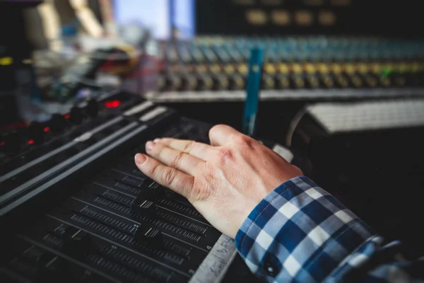 Hangszerkesztő Mérnök Dolgozik Stúdióban Keverőpult Keverő Zene Hang Színpadi Hangkeverő — Stock Fotó
