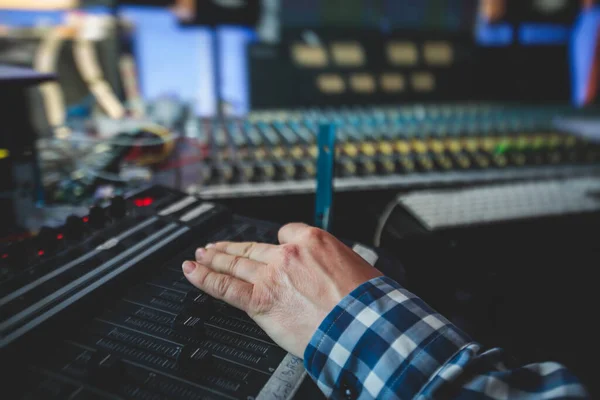 Ingeniero Editor Sonido Trabajando Estudio Con Panel Mezcla Mezclando Música — Foto de Stock