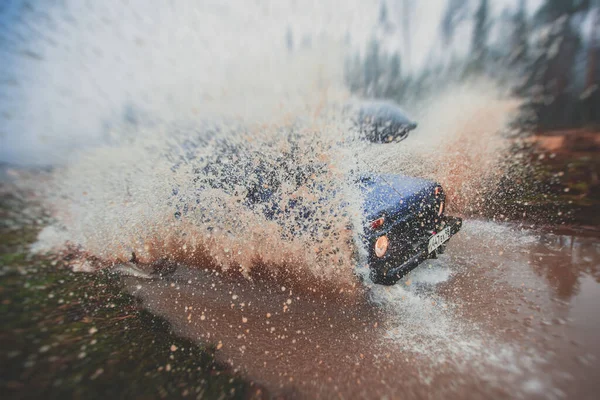 泥だらけの水たまりを介してオフロード4Wd車に乗る オフロードトラック道路 大きなスプラッシュで ジープ競争の中で — ストック写真