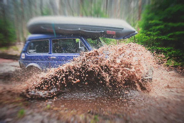 4Wd Suv Çamurlu Birikintisinde Road Yolunda Büyük Bir Sıçramayla Jeep — Stok fotoğraf