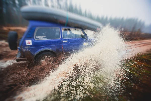 Suv Offroad 4Wd Samochód Przejeżdża Przez Błotnistą Kałużę Road Utwór — Zdjęcie stockowe