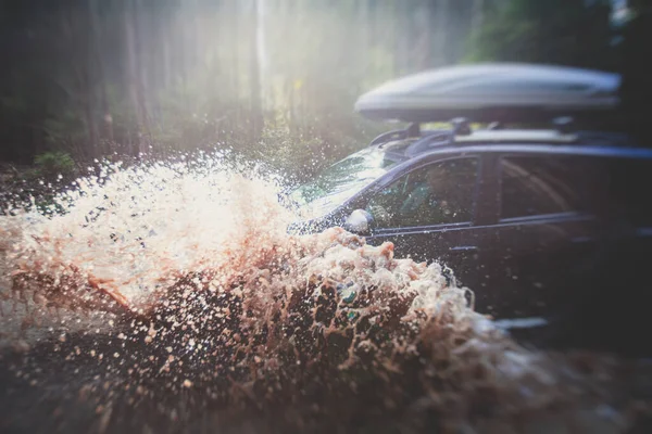 Geländewagen Geländewagen Fährt Durch Schlammige Pfützen Road Strecke Mit Einem — Stockfoto