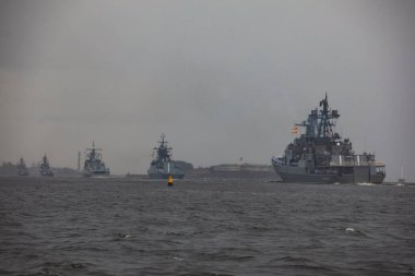 Rus donanması, modern Rus donanması savaş gemileri, kuzey filosu ve baltık deniz filosu, askeri tatbikat sırasında yaz güneşli bir gün.