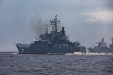 Rus donanması, modern Rus donanması savaş gemileri, kuzey filosu ve baltık deniz filosu, askeri tatbikat sırasında yaz güneşli bir gün.