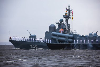 Rus donanması, modern Rus donanması savaş gemileri, kuzey filosu ve baltık deniz filosu, askeri tatbikat sırasında yaz güneşli bir gün.