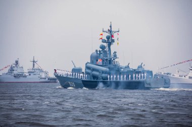 Rus donanması, modern Rus donanması savaş gemileri, kuzey filosu ve baltık deniz filosu, askeri tatbikat sırasında yaz güneşli bir gün.