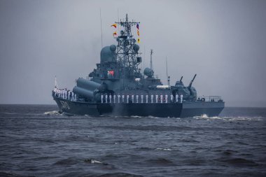 Rus donanması, modern Rus donanması savaş gemileri, kuzey filosu ve baltık deniz filosu, askeri tatbikat sırasında yaz güneşli bir gün.