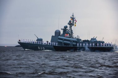 Rus donanması, modern Rus donanması savaş gemileri, kuzey filosu ve baltık deniz filosu, askeri tatbikat sırasında yaz güneşli bir gün.