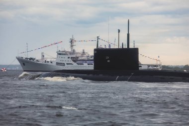 Sıraya dizilmiş modern Rus askeri denizaltı kruvazörleri, açık denizde kuzey filosu ve baltık deniz filosu, askeri tatbikat sırasında denizaltı.