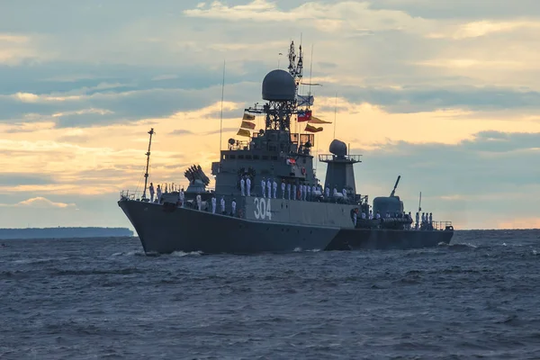 俄罗斯海军 现代俄罗斯海军军舰 北方舰队 波罗的海舰队 夏季阳光明媚的军事演习 — 图库照片