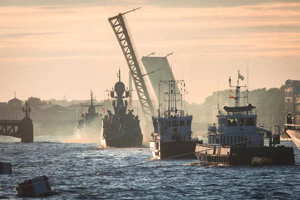 ロシア海軍 北艦隊とバルト海艦隊 軍事演習中の夏の晴れた日の現代ロシアの軍事海軍戦艦軍艦のビュー — ストック写真