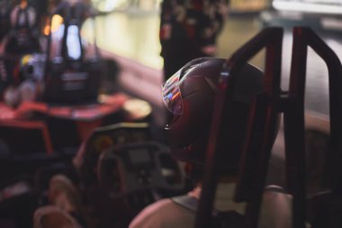 Kapalı alan karting pisti, go-kart yarışması, go-kart yarış pisti manzarası