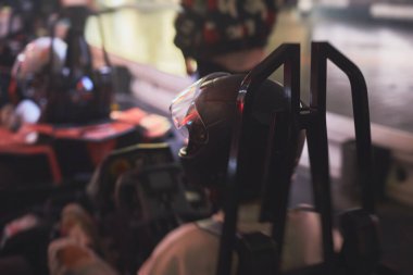 Kapalı alan karting pisti, go-kart yarışması, go-kart yarış pisti manzarası